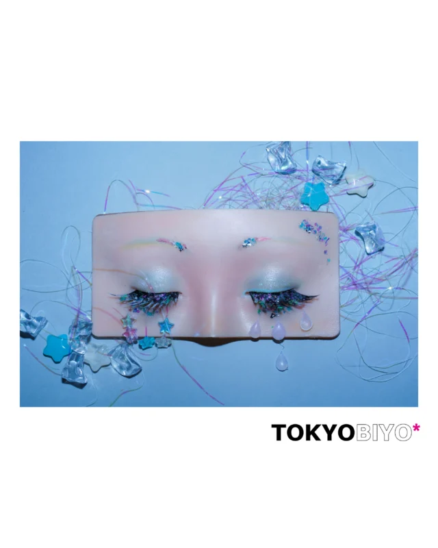 ヘアメイクコースのメイクボード作品✨
宝物をテーマとして作りました✨

「縁」

私の宝物は人との「ご縁」です。
左目は人生の楽しさ、右目は悲しいことが
あっても乗り越えて今があるということを
表現しました。

#メイクアップ
#スタジオ撮影
#東京美容専門学校