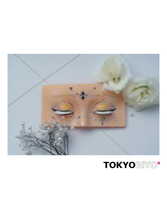 ヘアメイクコースのメイクボード作品✨
宝物をテーマとして作りました✨

「宝石」

宝物をイメージし、ラメやパールで宝石を表現しました。

#メイクアップ
#スタジオ撮影
#東京美容専門学校